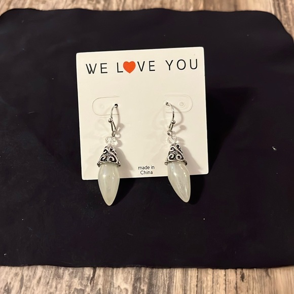 🍁NWOT Silver Iridescent Dangle Earrings - Picture 1 of 3